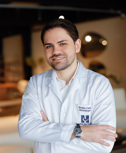 Foto do neurologista Dr. Bruno Costa em consultório