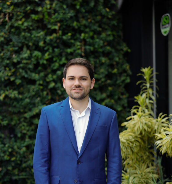 Neurologista Dr. Bruno Costa em São Paulo, em ambiente com árvores e plantas