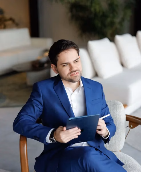 Dr. Bruno Costa com tablet em atendimento de neurologia online por telemedicina