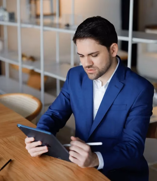 Neurologista Dr. Bruno Costa analisando exames de um paciente em um tablet